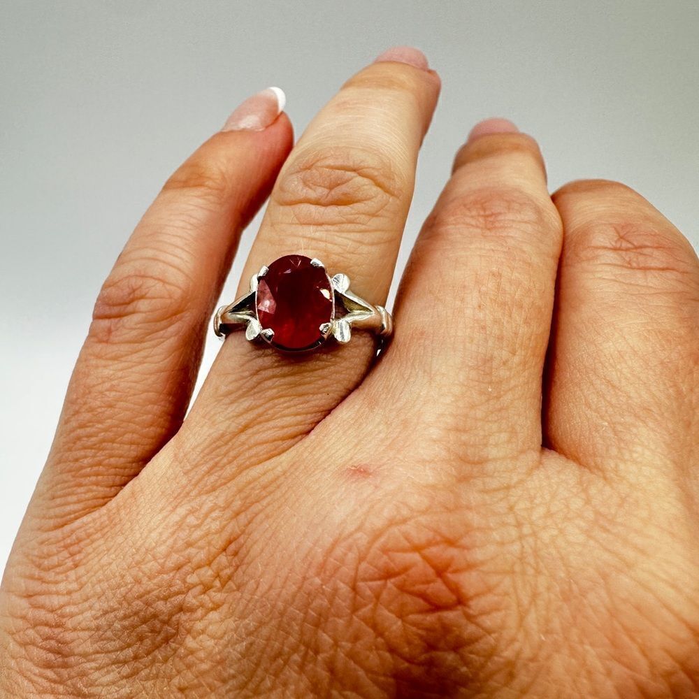 SALE!‎ Dyed faceted oval cut stone solitaire in silver tone ring! - Picture 8 of 12